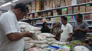 Petugas Cek Tanggal Kadaluwarsa Makanan di Swalayan dan Minimarket Jelang Lebaran