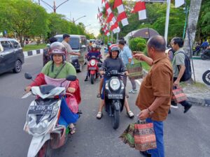 Bagi 250 Takjil ke Masyarakat, Ditreskrimsus Polda Kalteng Berbagi Berkah Ramadan