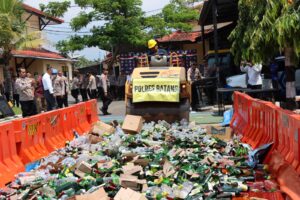 Ribuan Botol Miras Dimusnahkan oleh Polres Batang