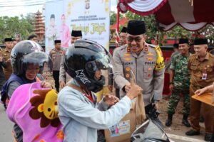 Kapolda Kalteng Bagi Ratusan Takjil saat Gelar Safari Ramadan di Polres Kapuas