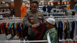 Tebar Senyuman Puluhan Anak Yatim, Rumkit Bhayangkara Ajak Belanja Baju Lebaran