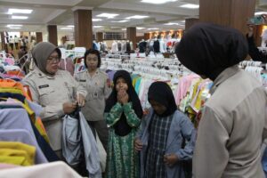 Ajak Belanja Baju Lebaran, Rumkit Bhayangkara Tebar Senyuman Puluhan Anak Yatim