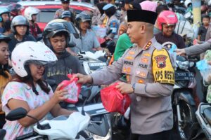 Kapolresta Pati Ajak Bhayangkari dan Polwan Bagi Takjil Gratis: Suasana Ramadan di Kota Pati