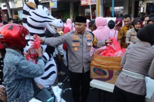 Aksi Mulia Kapolresta Pati: 2500 Takjil dan 200 Paket Sembako untuk Warga Kaki Lima dan Pengendara Motor