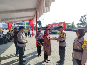 Kapolres Sukoharjo Serahkan 65 Unit Handphone Dinas pada Anggota Bhabinkamtibmas