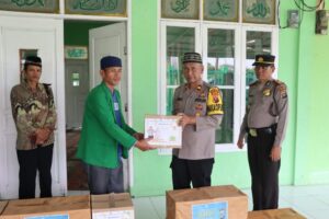 Polres Humbahas Berikan Bingkisan Kepada Pengurus Masjid Jelang Lebaran