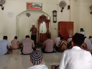 Sambang Masjid Al Huda Desa Wegil, Polsek Sukolilo Gelar Safari Jumat Curhat