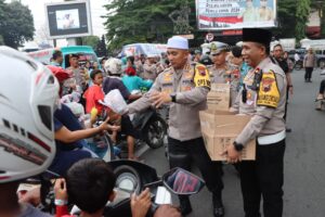 Berkah Ramadhan, Polresta Pati Bagikan Ribuan Paket Takjil Pada Penguna Jalan