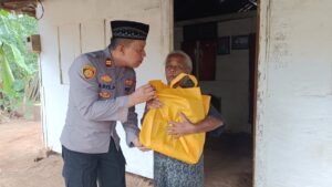 Blusukan ke Rumah Warga, Kapolsek Tayu Bagikan Puluhan Sembako Kepada Lansia