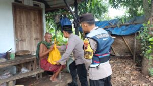 Kapolsek Tayu dan Anggota Berbagi Berkah: Puluhan Paket Sembako bagi Lansia dan Masyarakat Kurang Mampu