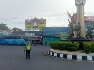 Puluhan Personel Strong Point Polres Sukoharjo Disiagakan Urai Kemacetan Saat Srus Mudik