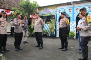 Irwasda Polda Jateng & Kabid Humas Polda Jateng Tinjau Pos Operasi Ketupat Candi Di Jalur Wisata Tawangmangu