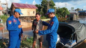 Jaga Kondusifitas Perairan, Personel Ditpolairud Polda Kalteng Imbau Nelayan Stop Illegal Fishing