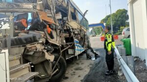 Kecelakaan di Tol Semarang Tewaskan 2 Orang, Polisi Buru Truk Tabrak Bus