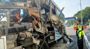 Polisi Cari Truk yang Ditabrak Bus Tewaskan Dua Orang di Tol Semarang