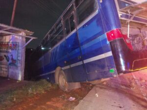 Sebuah Bus Karyawan Ditabrak Truk Tronton, Enam Orang Luka-luka