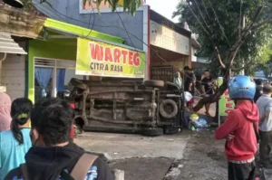 Sebuah Truk Seruduk Warteg di Jalan Wolter Monginsidi Semarang