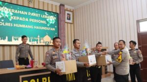 Anggota  Polres Humbahas Terima Bingkisan Lebaran dari Kapolres