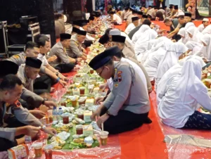 Pemilu Aman dan Damai, Kapolda Jateng dan Santri Berbuka Puasa ‘Sego Berkat’