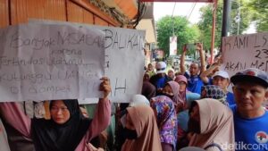 Tak Bisa Tarik Tabungan, Sejumlah Warga Geruduk BMT Mitra Umat Pekalongan