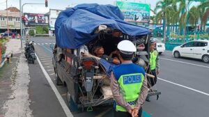 Satlantas Polresta Banyuwangi Tilang Pemudik Angkut Penumpang di Bak Pikap