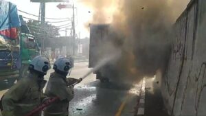 Truk Angkut Sepeda Listrik Terbakar di Jalan Siliwangi Semarang