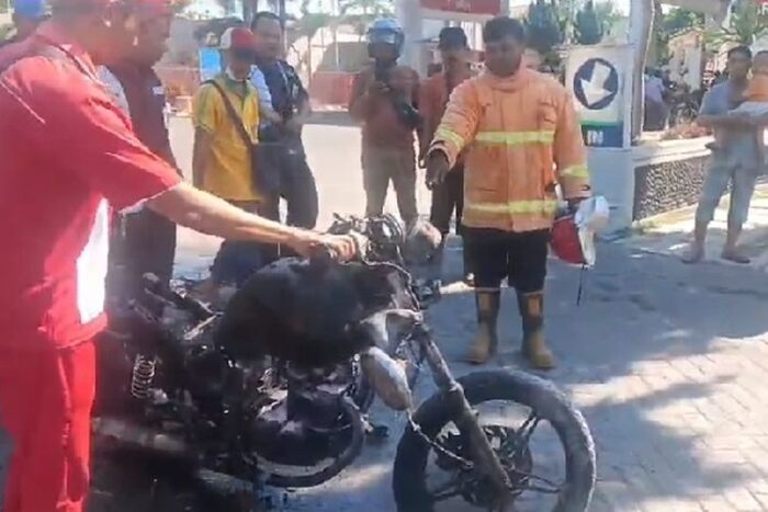 Sepeda Motor di Banyuwangi Terbakar setelah “Ngangsu” BBM