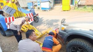 Sebuah Mobil Ford Tanpa Pemilik Parkir di Jalan Bojong Pekalongan, Sudah Sebulan Ini