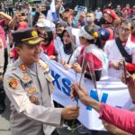 Wakapolrestabes Semarang Sapa Para Masa Aksi Hari Buruh dan Beri Bunga