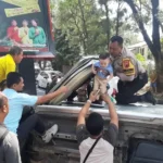 Aksi Heroik Aipda Ragil Evakuasi Penumpang dari Mobil yang Terguling