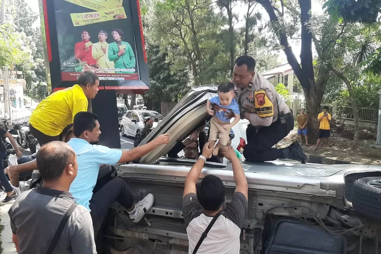 Bhabinkamtibmas Lempongsari Selamatkan 3 Nyawa dalam Kecelakaan Tunggal Pecah Ban Di Semarang