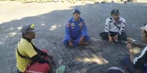 Personel Satpolair Polresta Banyuwangi Giat Sosialisasi Kepada Buruh Angkut Pelabuhan