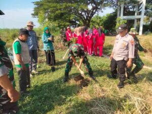 Polsek Kaliori Ikut Aksi Penanaman Pohon Bersama Tiga Pilar