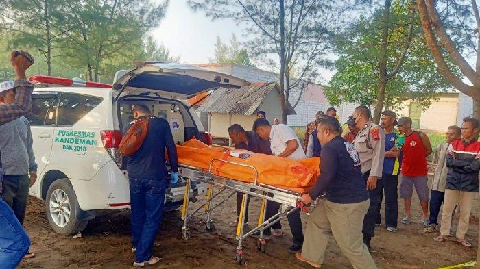 Polisi-mengevakuasi-mayatSulani-ditemukan-tewas-tergantung-di-Pohon-Cemara