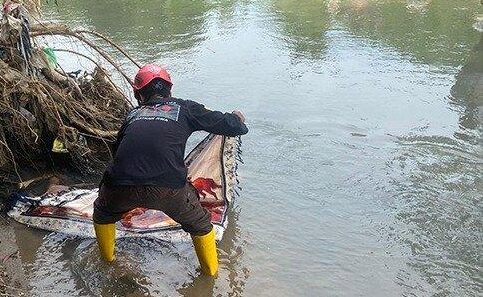 Proses-evakuasi-jenazah-perempuan-di-aliran-Sungai-Mungkung-Sragen