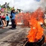 Ending Simulasi Damkarmat Padamkan Api: Warga Bakar Ban di PLN Banyuwangi