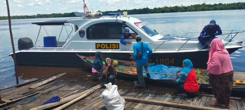 Ditpolairud Polda Kalteng Imbau Warga Tidak Buang Sampah ke Sungai