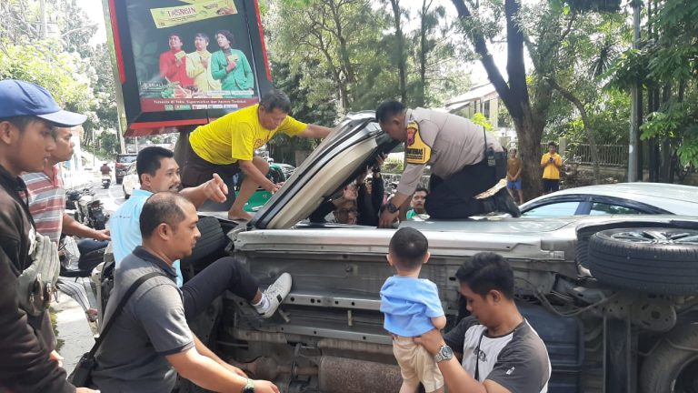 Aksi Aipda Ragil Evakuasi 3 Penumpang dari Mobil yang Terguling di Siranda