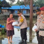 Warga Terima Bantuan Paket  Sembako dari Personil BKO Polres Lamandau
