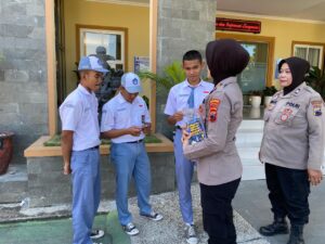 Sebar Spanduk dan Brosur, Sat Binmas Polres Sukoharjo Cegah Penyalahgunaan Narkoba