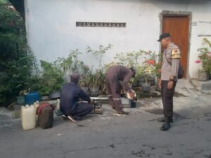 Kegiatan Fogging bersama Puskesmas Didampingi Bhabinkamtibmas Polsek Kartasura