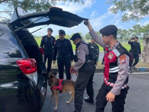 Polisi Perketat Keamanan Dengan Periksa Pelabuhan ASDP Ketapang Banyuwangi,