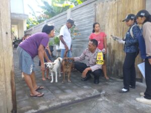 Bhabinkamtibmas Polres Jembrana Dampingi Tim Vaksinasi Rabies dukung Program MULIA