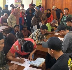 Bagi Tali Asih ke Warga Pakel, Polresta Banyuwangi & PT Bumisari Wujudkan Kamtibmas