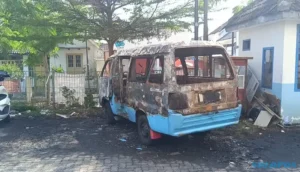 Korslet saat Distarter, Angkot di Salatiga Ludes Terbakar