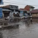 Banjir Rob Kembali Menggenangi Jalan Pantura Semarang – Demak di Kecamatan Sayung