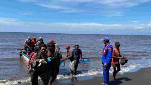 Satpolairud Polresta Banyuwangi Selamatkan 2 Nelayan di Perairan Bimorejo