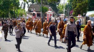 Ratusan Personel Polres Semarang Amankan Kedatangan Bikhhu Thudong