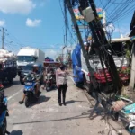 Alami Rem Blong, Truk Molen Seruduk Mobil hingga Pagar Minimarket di Semarang