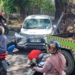 Kecelakaan di Semarang, Mobil Xpander Pecan Ban dan Terguling di Jalan Diponegoro
